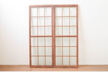 ビンテージ建具　重厚　アイアン製のマス目(升目)格子の両開きドア1対(2枚セット、ヴィンテージ)(R-067353)