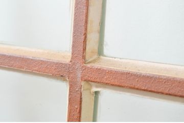 ビンテージ建具　重厚　アイアン製のマス目(升目)格子の両開きドア1対(2枚セット、ヴィンテージ)(R-067353)