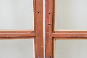 ビンテージ建具　重厚　アイアン製のマス目(升目)格子の両開きドア1対(2枚セット、ヴィンテージ)(R-067353)