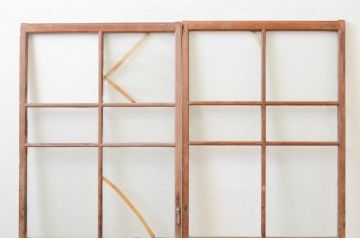 アンティーク建具　経年を感じさせる古い木味が魅力のガラス戸2枚セット(引き戸)(R-067358)