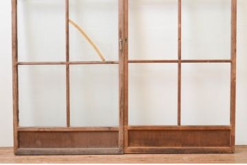 アンティーク建具　経年を感じさせる古い木味が魅力のガラス戸2枚セット(引き戸)(R-067358)
