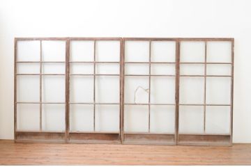 アンティーク建具　経年を感じさせる古い木味が魅力のガラス戸4枚セット(引き戸)(R-067359)