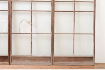 アンティーク建具　経年を感じさせる古い木味が魅力のガラス戸4枚セット(引き戸)(R-067359)