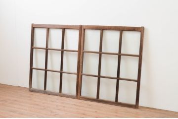 アンティーク建具　経年を感じさせる風合いが魅力のマス目(升目)格子のガラス窓2枚セット(引き戸、ガラス戸、格子戸)(R-067368)