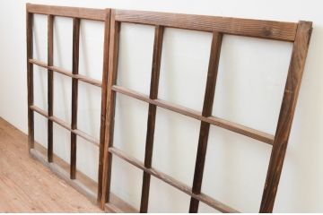 アンティーク建具　経年を感じさせる風合いが魅力のマス目(升目)格子のガラス窓2枚セット(引き戸、ガラス戸、格子戸)(R-067368)