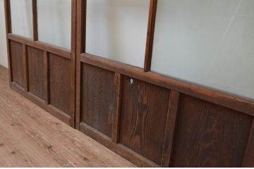 アンティーク建具　経年を感じさせる木味が魅力のガラス戸2枚セット(引き戸)(R-067374)