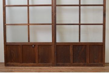 アンティーク建具　経年を感じさせる木味が魅力のガラス戸2枚セット(引き戸)(R-067374)