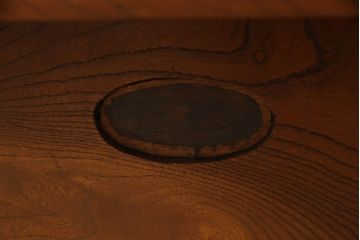 和製アンティーク　極厚天板　総欅(ケヤキ)材　趣ある佇まいが目を引く重厚な関西火鉢(囲炉裏テーブル、長火鉢、木製火鉢、座卓)(R-067381)
