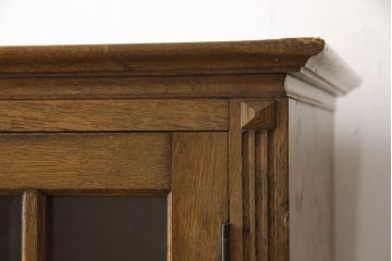 和製ビンテージ　神戸洋家具　オーク材　クラシカルなデザインがお洒落なサイドキャビネット(サイドボード、収納棚、戸棚、飾り棚、ヴィンテージ)(R-067430)