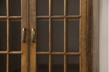 和製ビンテージ　神戸洋家具　オーク材　クラシカルなデザインがお洒落なサイドキャビネット(サイドボード、収納棚、戸棚、飾り棚、ヴィンテージ)(R-067430)