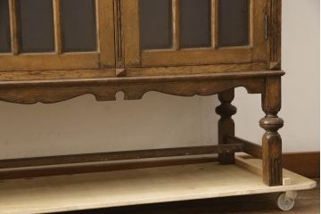 和製ビンテージ　神戸洋家具　オーク材　クラシカルなデザインがお洒落なサイドキャビネット(サイドボード、収納棚、戸棚、飾り棚、ヴィンテージ)(R-067430)