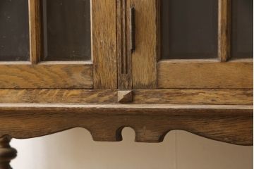 和製ビンテージ　神戸洋家具　オーク材　クラシカルなデザインがお洒落なサイドキャビネット(サイドボード、収納棚、戸棚、飾り棚、ヴィンテージ)(R-067430)