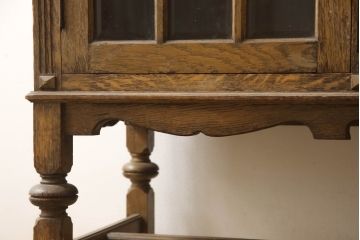 和製ビンテージ　神戸洋家具　オーク材　クラシカルなデザインがお洒落なサイドキャビネット(サイドボード、収納棚、戸棚、飾り棚、ヴィンテージ)(R-067430)