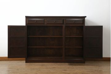 中古　美品　特注品　松本民芸家具　シックな色合いが落ち着いた雰囲気を醸し出すサイドボード(カウンターテーブル、戸棚、収納棚、サイドキャビネット)(R-067431)