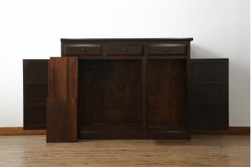 中古　美品　特注品　松本民芸家具　シックな色合いが落ち着いた雰囲気を醸し出すサイドボード(カウンターテーブル、戸棚、収納棚、サイドキャビネット)(R-067431)