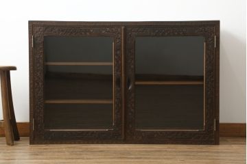中古　軽井沢彫り　細やかな桜の彫刻が魅力の収納棚(飾り棚、戸棚、サイドキャビネット、サイドボード、本箱、ブックケース)(R-067433)