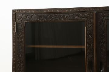 中古　軽井沢彫り　細やかな桜の彫刻が魅力の収納棚(飾り棚、戸棚、サイドキャビネット、サイドボード、本箱、ブックケース)(R-067433)