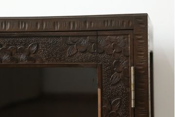 中古　軽井沢彫り　細やかな桜の彫刻が魅力の収納棚(飾り棚、戸棚、サイドキャビネット、サイドボード、本箱、ブックケース)(R-067433)
