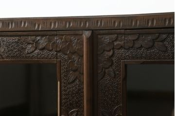中古　軽井沢彫り　細やかな桜の彫刻が魅力の収納棚(飾り棚、戸棚、サイドキャビネット、サイドボード、本箱、ブックケース)(R-067433)