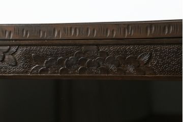 中古　軽井沢彫り　細やかな桜の彫刻が魅力の収納棚(飾り棚、戸棚、サイドキャビネット、サイドボード、本箱、ブックケース)(R-067433)
