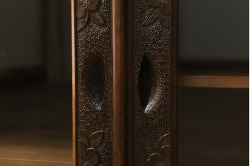 中古　軽井沢彫り　細やかな桜の彫刻が魅力の収納棚(飾り棚、戸棚、サイドキャビネット、サイドボード、本箱、ブックケース)(R-067433)