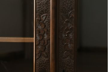 中古　軽井沢彫り　細やかな桜の彫刻が魅力の収納棚(飾り棚、戸棚、サイドキャビネット、サイドボード、本箱、ブックケース)(R-067433)