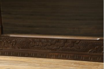 中古　軽井沢彫り　細やかな桜の彫刻が魅力の収納棚(飾り棚、戸棚、サイドキャビネット、サイドボード、本箱、ブックケース)(R-067433)