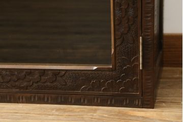 中古　軽井沢彫り　細やかな桜の彫刻が魅力の収納棚(飾り棚、戸棚、サイドキャビネット、サイドボード、本箱、ブックケース)(R-067433)