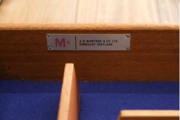 イギリスビンテージ　A.H.McIntosh(マッキントッシュ)社　Tom Robertson(トム・ロバートソン)デザイン　チーク材　ルーバー扉がおしゃれなサイドボード(リビングボード、収納棚、戸棚、ヴィンテージ、英国)(R-067436)