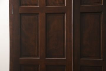 中古　レア品!!　美品　松本民芸家具　高山式洋服タンス　気品溢れるシックな佇まいが魅力的!!高山デザインのワードローブ(収納棚、戸棚、キャビネット)(定価約62万8千円)(R-067437)