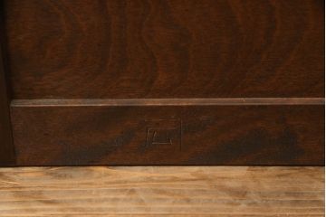 中古　レア品!!　美品　松本民芸家具　高山式洋服タンス　気品溢れるシックな佇まいが魅力的!!高山デザインのワードローブ(収納棚、戸棚、キャビネット)(定価約62万8千円)(R-067437)