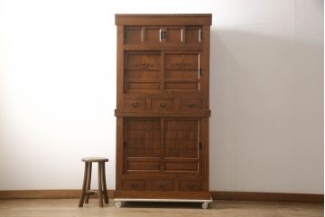 新古品　超美品　中古　楡(ニレ)材　総無垢材　品のある佇まいが魅力の三尺水屋箪笥(重ね箪笥、茶箪笥、戸棚、収納棚、食器棚、キャビネット)(定価約55万円)(R-067438)