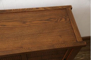 中古　超美品　新古品　楡(ニレ)材　総無垢材　品のある佇まいが魅力の水屋箪笥サイドボード(サイドキャビネット、茶箪笥、戸棚、収納棚、テレビ台、テレビボード)(R-067440)