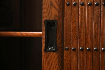 中古　超美品　新古品　楡(ニレ)材　総無垢材　品のある佇まいが魅力の水屋箪笥サイドボード(サイドキャビネット、茶箪笥、戸棚、収納棚、テレビ台、テレビボード)(R-067440)