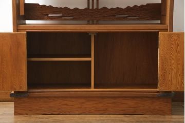 中古　美品　前面屋久杉材　漆塗り　上質な和の空間づくりにおすすめの茶棚(茶箪笥、戸棚、収納棚、飾り棚、サイドボード)(R-067442)