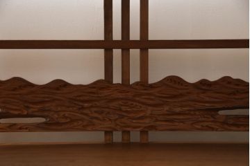 中古　美品　前面屋久杉材　漆塗り　上質な和の空間づくりにおすすめの茶棚(茶箪笥、戸棚、収納棚、飾り棚、サイドボード)(R-067442)