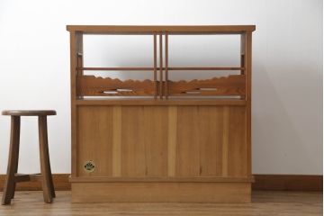 中古　美品　前面屋久杉材　漆塗り　上質な和の空間づくりにおすすめの茶棚(茶箪笥、戸棚、収納棚、飾り棚、サイドボード)(R-067442)