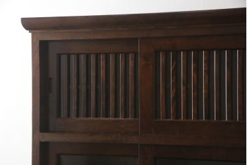 中古　九州民芸家具　整然と並ぶ縦桟引き戸が和モダンな雰囲気を醸し出す食器棚(収納棚、戸棚、キャビネット)(定価約90万円)(R-067443)