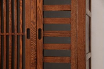 新古品　未使用品　中古　楡(ニレ)材　上質な和の空間を演出する二段重ね水屋箪笥(和風キャビネット、食器棚、収納棚、戸棚)(定価約120万円)(R-067445)