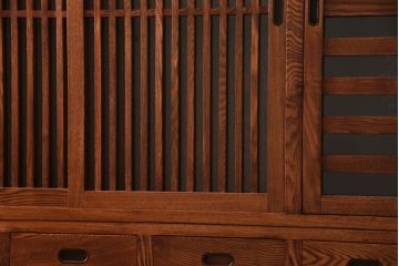 新古品　未使用品　中古　楡(ニレ)材　上質な和の空間を演出する二段重ね水屋箪笥(和風キャビネット、食器棚、収納棚、戸棚)(定価約120万円)(R-067445)