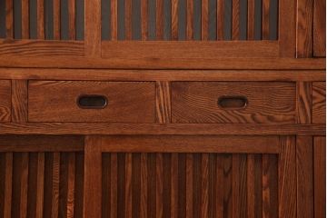 新古品　未使用品　中古　楡(ニレ)材　上質な和の空間を演出する二段重ね水屋箪笥(和風キャビネット、食器棚、収納棚、戸棚)(定価約120万円)(R-067445)