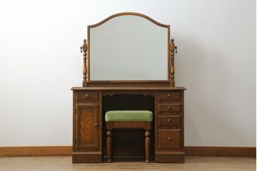中古　三越家具(現カントリーハウス)　Brugge(ブルージュ)　オーク材　クラシカルな雰囲気漂うドレッサーとスツールのセット(化粧台、鏡台、ミラー、イス、椅子、チェア)(定価約33万円)(R-067454)