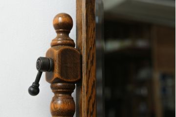 中古　三越家具(現カントリーハウス)　Brugge(ブルージュ)　オーク材　クラシカルな雰囲気漂うドレッサーとスツールのセット(化粧台、鏡台、ミラー、イス、椅子、チェア)(定価約33万円)(R-067454)