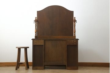 中古　三越家具(現カントリーハウス)　Brugge(ブルージュ)　オーク材　クラシカルな雰囲気漂うドレッサーとスツールのセット(化粧台、鏡台、ミラー、イス、椅子、チェア)(定価約33万円)(R-067454)