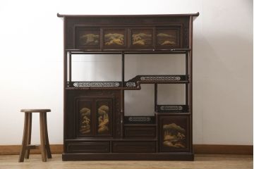中古　美品　国産職人手造り　蒔絵入り　扉の裏にまで意匠をこらした凝ったデザインが魅力の漆塗り茶棚(飾り棚、戸棚、収納棚、違い棚)(定価推定約120万円)(R-067459)