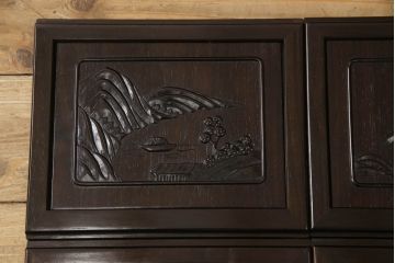 中古　美品　国産職人手造り　蒔絵入り　扉の裏にまで意匠をこらした凝ったデザインが魅力の漆塗り茶棚(飾り棚、戸棚、収納棚、違い棚)(定価推定約120万円)(R-067459)