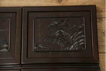 中古　美品　国産職人手造り　蒔絵入り　扉の裏にまで意匠をこらした凝ったデザインが魅力の漆塗り茶棚(飾り棚、戸棚、収納棚、違い棚)(定価推定約120万円)(R-067459)