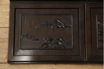 中古　美品　国産職人手造り　蒔絵入り　扉の裏にまで意匠をこらした凝ったデザインが魅力の漆塗り茶棚(飾り棚、戸棚、収納棚、違い棚)(定価推定約120万円)(R-067459)