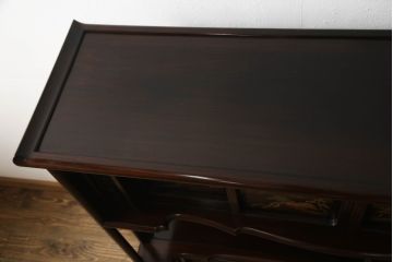 中古　美品　国産職人手造り　蒔絵入り　扉の裏にまで意匠をこらした凝ったデザインが魅力の漆塗り茶棚(飾り棚、戸棚、収納棚、違い棚)(定価推定約120万円)(R-067459)