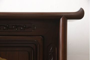 中古　美品　国産職人手造り　蒔絵入り　扉の裏にまで意匠をこらした凝ったデザインが魅力の漆塗り茶棚(飾り棚、戸棚、収納棚、違い棚)(定価推定約120万円)(R-067459)